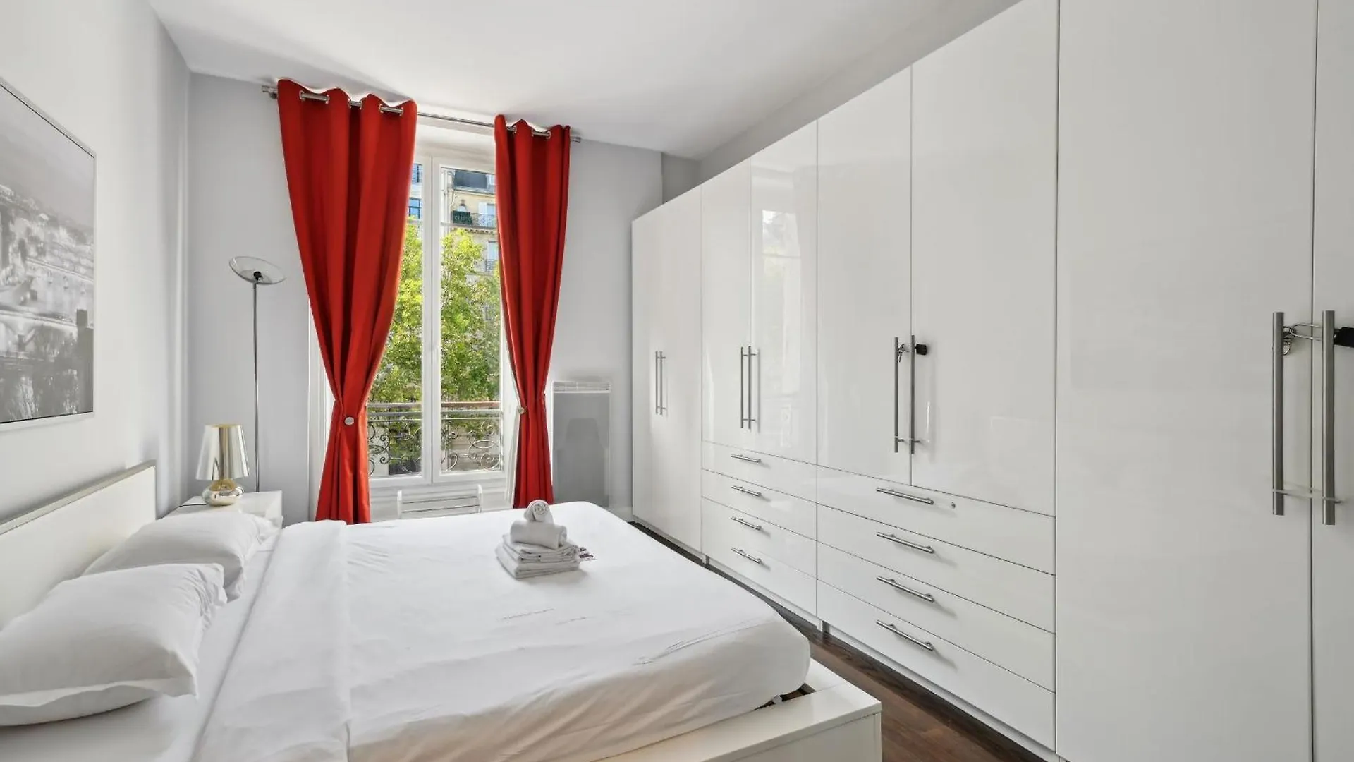 Champs-Elysees & Arc De Triomphe - Cityapartmentstay Paris Apartment